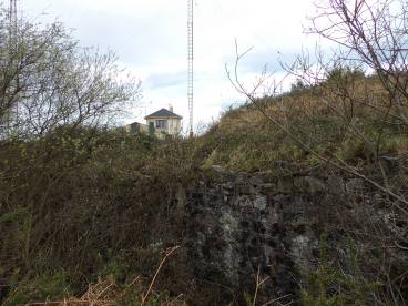 Restos de fortificación en el monte Avril.